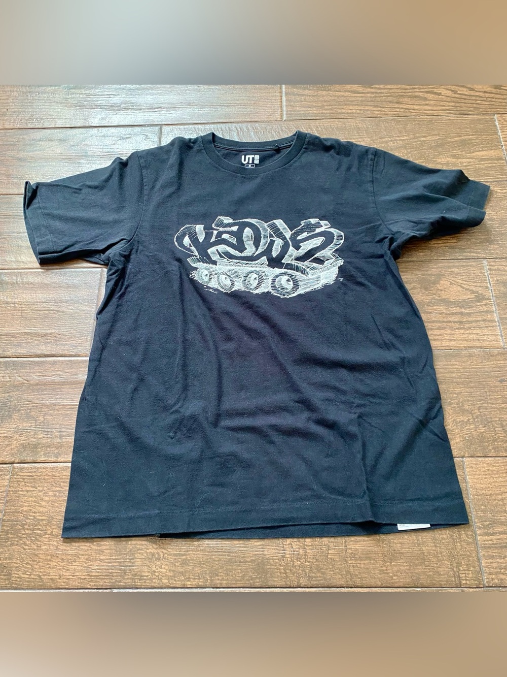 KAWS x Uniqlo T-Shirt Men's Medium Graffiti Clean Slate Black Wordmark Tee